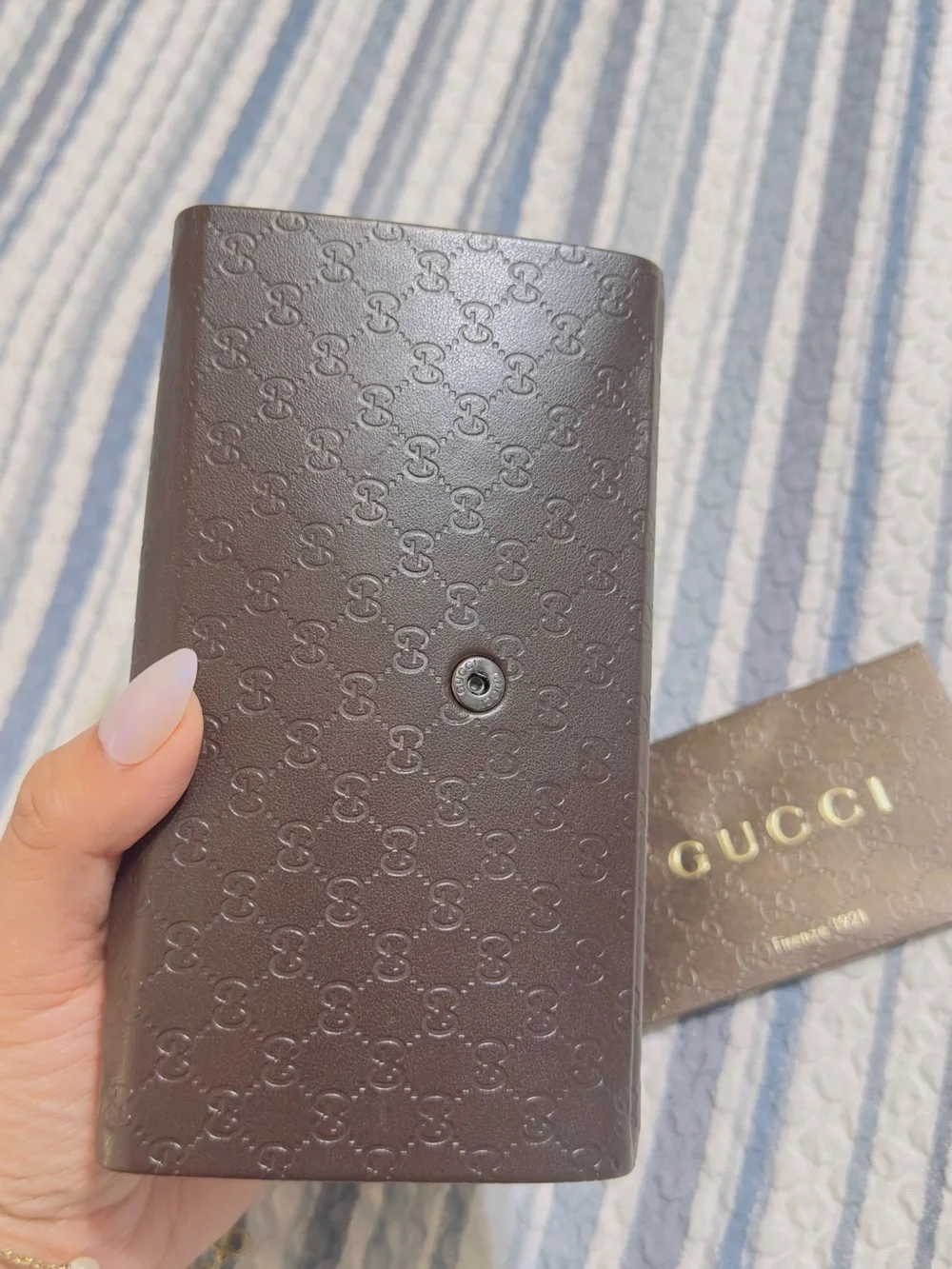 Gucci sunglasses case classic logo